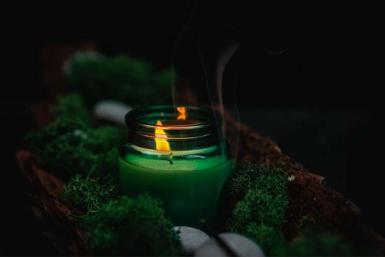 Usada em rituais de abund&acirc;ncia, a vela verde representa crescimento e abertura de caminhos no campo financeiro 