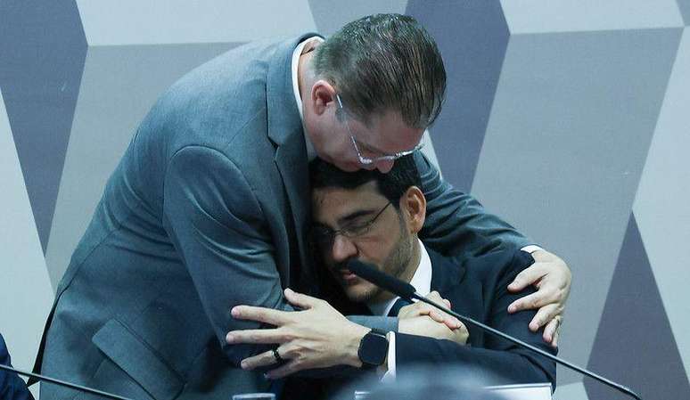 Jorge Messias recebe abra&ccedil;o de l&iacute;der do PL na C&acirc;mara, S&oacute;stenes Cavalcante, horas antes de o Senado rejeitar sua indica&ccedil;&atilde;o do STF