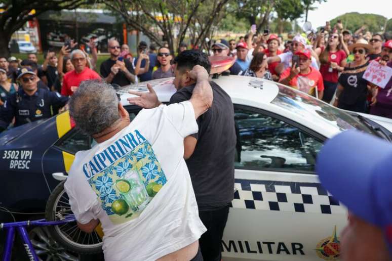 Ato no Eix&atilde;o Sul, em Bras&iacute;lia, contra a escala 6x1 tem participa&ccedil;&atilde;o de populares e centrais sindicais. Houve confus&atilde;o com um apoiador de Jair Bolsonaro e a pol&iacute;cia foi acionada