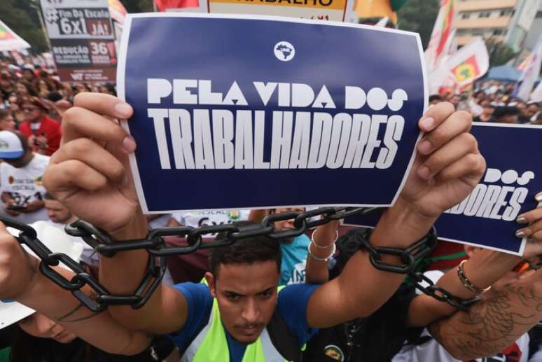 Mobiliza&ccedil;&atilde;o na Pra&ccedil;a Franklin Roosevelt, em S&atilde;o Paulo, de centrais sindicais e movimentos sociais pelo fim da escala 6x1
