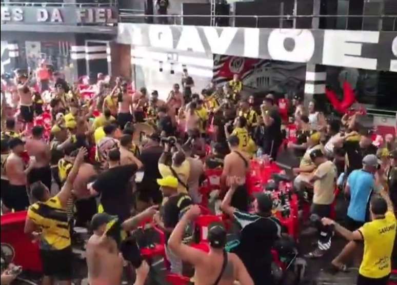 Corinthians e Pe&ntilde;arol se re&uacute;nem antes de se enfrentarem pela Libertadores &ndash;