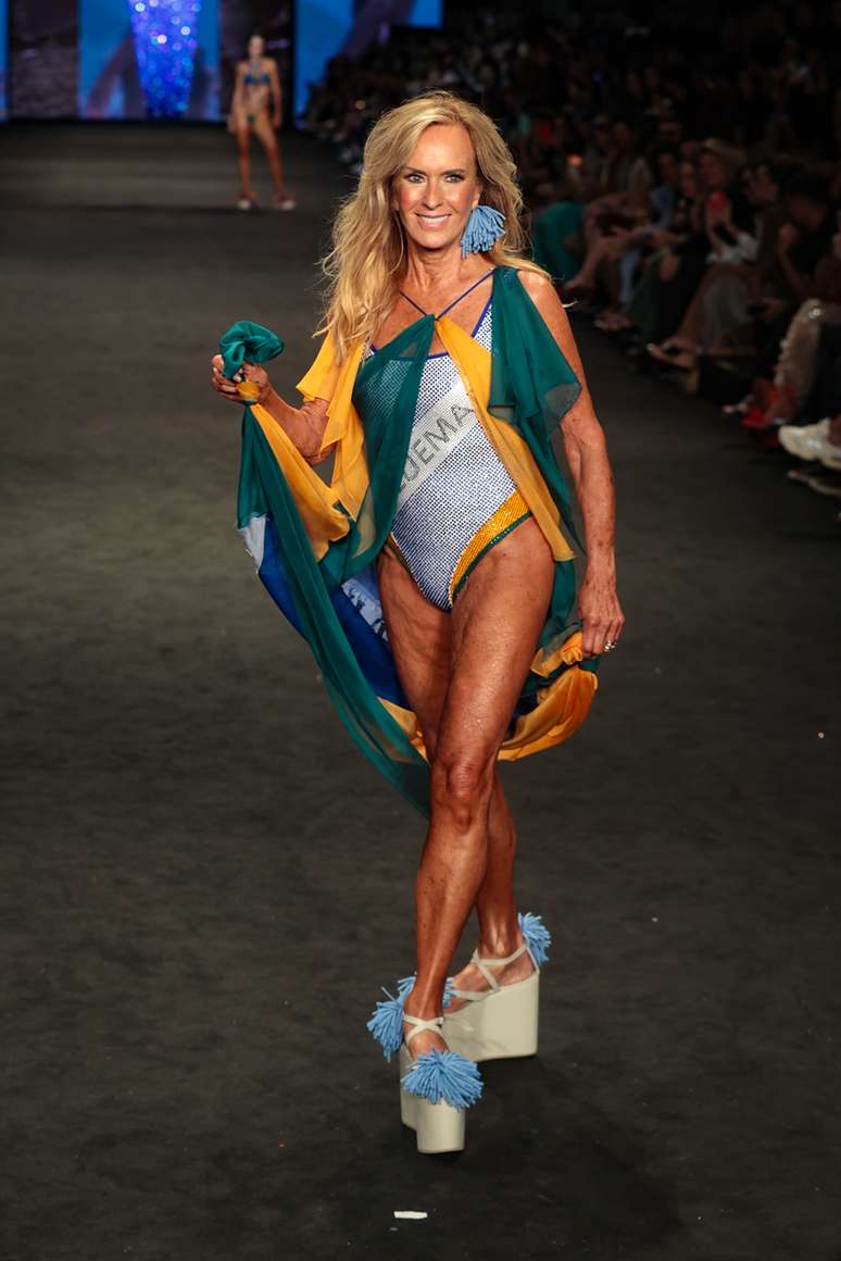 Hel&ocirc; Pinheiro no desfile da BlueMan 
