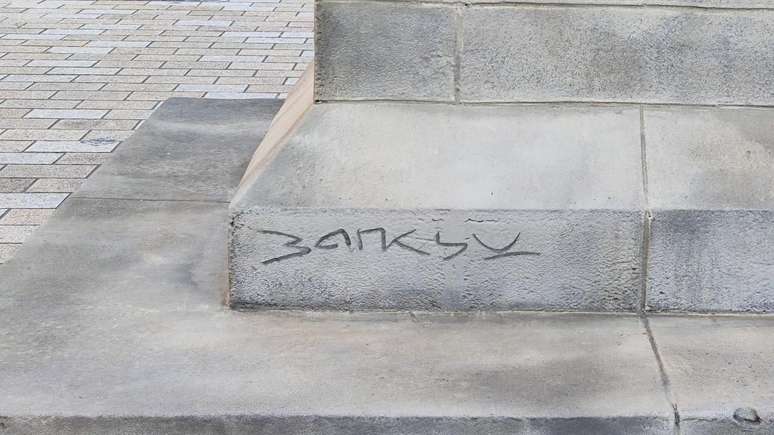 A assinatura de Banksy foi gravada no pedestal
