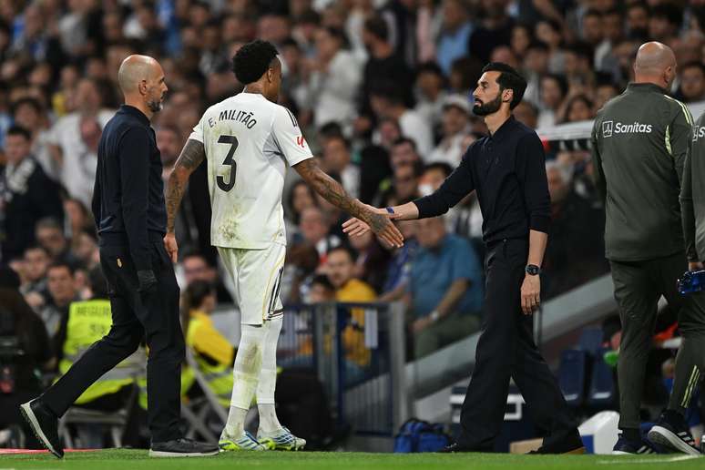 &Eacute;der Milit&atilde;o foi substitu&iacute;do por Arbeloa ap&oacute;s a les&atilde;o e deixou o campo andando 