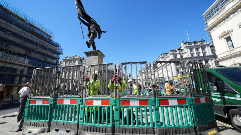 Barreiras de seguran&ccedil;a foram colocadas ao redor da est&aacute;tua