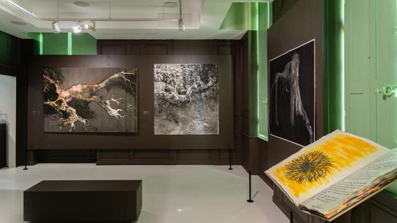 Artistas do s&eacute;culo 21 reinterpretam a tela "Ra&iacute;zes de &aacute;rvores", &uacute;ltima obra de Vincent Van Gogh pintada em Auvers-sur-Oise antes de se suicidar com um tiro no peito. A imagem faz parte da mostra "Van Gogh, Influencer".