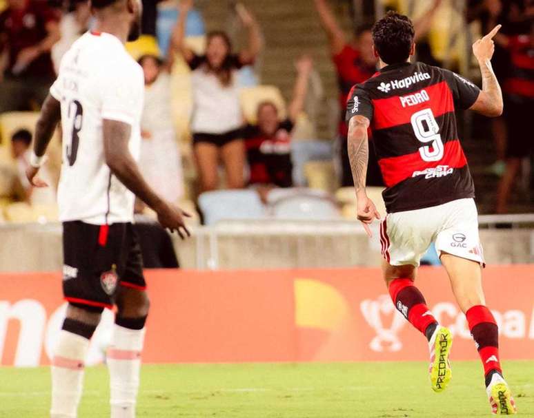 Flamengo abriu vantagem ao bater o Vit&oacute;ria por 2 a 1, no Maracan&atilde; &ndash;