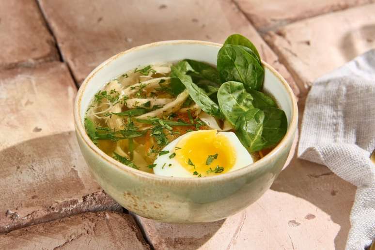 Sopa de espinafre com frango e ovo 