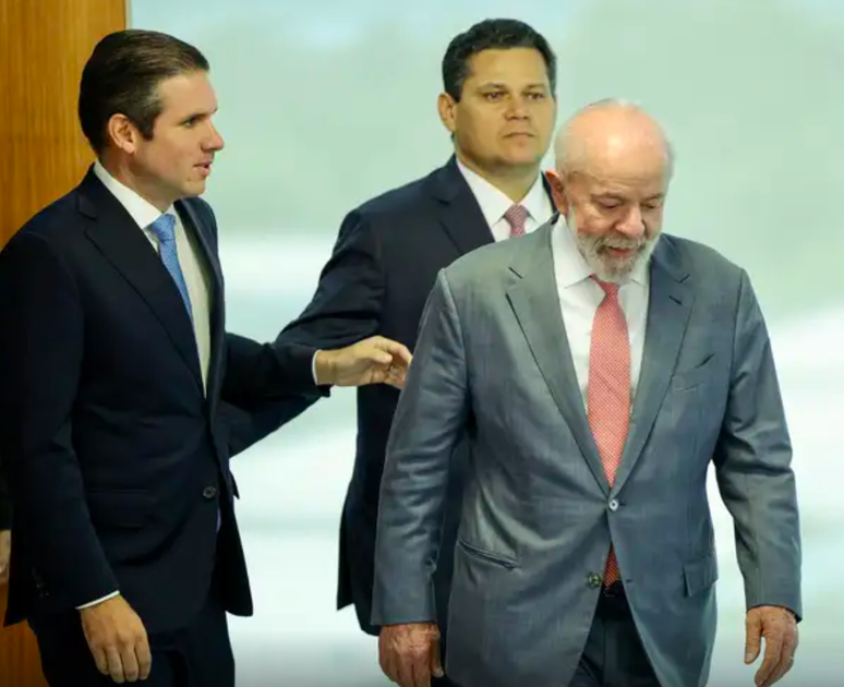 Em 24 horas, Lula sofreu duas derrotas no Congresso Nacional ao ver rejei&ccedil;&atilde;o de indica&ccedil;&atilde;o de Jorge Messias ao STF e derrubada do veto ao PL da Dosimetria