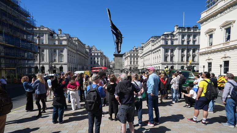 Pessoas se reuniram para tirar fotos da est&aacute;tua