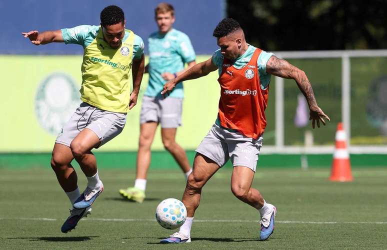 Paulinho durante treinamento, na Academia de Futebol. &ndash;