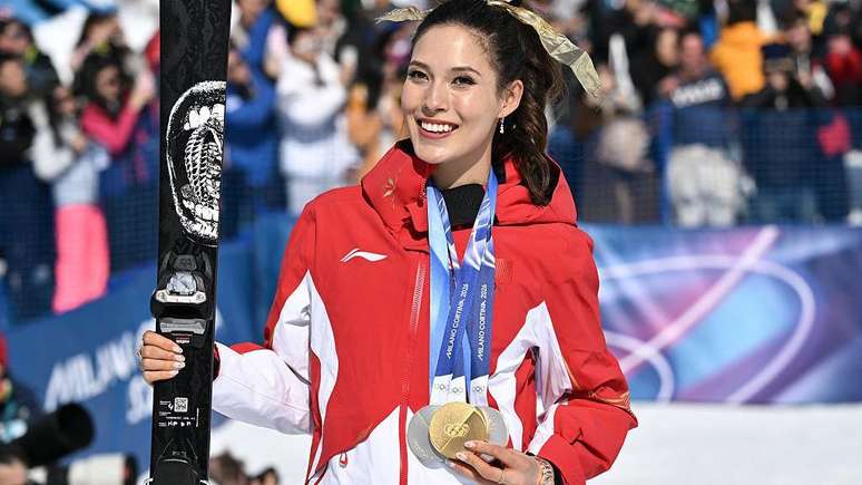 A esquiadora ol&iacute;mpica de estilo livre Eileen Gu &eacute; embaixadora da marca chinesa de roupas esportivas Anta.