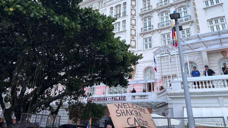F&atilde;s ficam na porta do Copacabana Palace no aguardo do show de Shakira no Rio