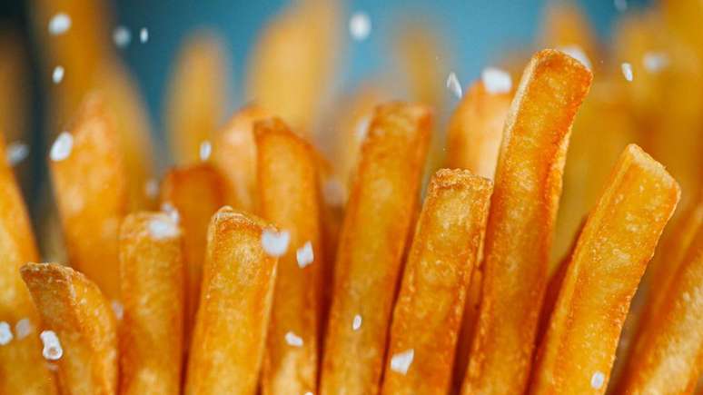 Um alimento pode ir do insosso ao sublime com apenas uma pitada de sal