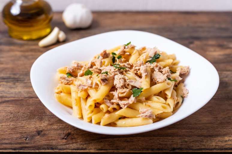 Macarr&atilde;o com manteiga e atum 