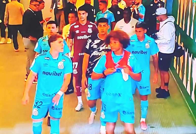 Jogadores do Santos esperam o fim do jogo para, enfim, entrarem em campo para o jogo com oP almeiras