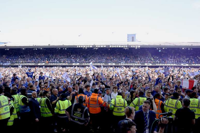 Torcedores do Ipswich invadiram o campo ap&oacute;s volta a Premier League 