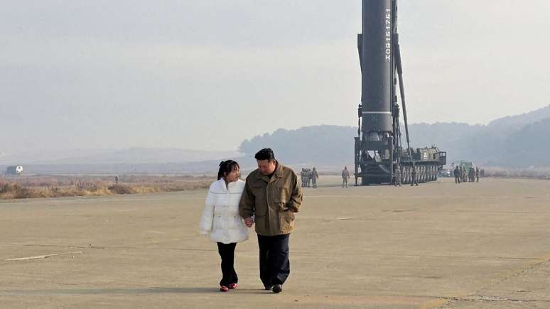 Uma fotografia da primeira apari&ccedil;&atilde;o oficial de Kim Ju Ae, com Kim Jong Un e um m&iacute;ssil bal&iacute;stico intercontinental, foi divulgada em 19 de novembro de 2022