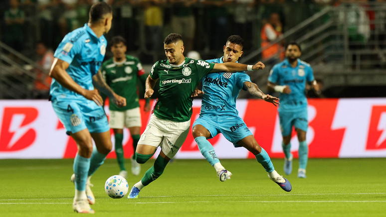 O jogador Andreas Pereira, da SE Palmeiras, disputa bola com o jogador do Santos FC, durante partida v&aacute;lida pela d&eacute;cima quarta rodada, do Campeonato Brasileiro, S&eacute;rie A, na arena Allianz Parque. 