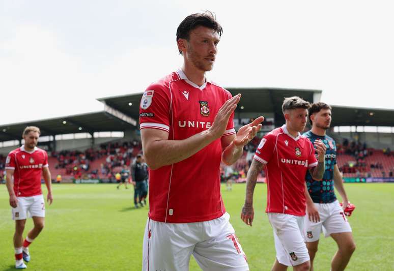 Kieffer Moore aplaudindo os torcedores do Wrexham ap&oacute;s o apito final 