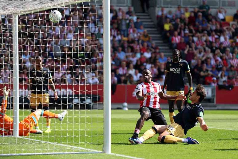 Momento do primeiro gol do Brentford na vit&oacute;ria sobre o West Ham &ndash;