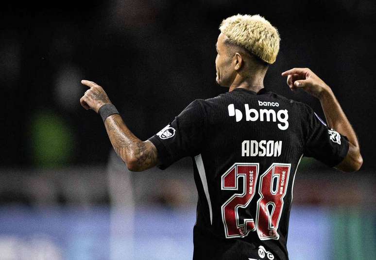 Adson deitou e rolou na categ&oacute;rica vit&oacute;ria do Vasco sobre o Olimpia (PAR) &ndash;