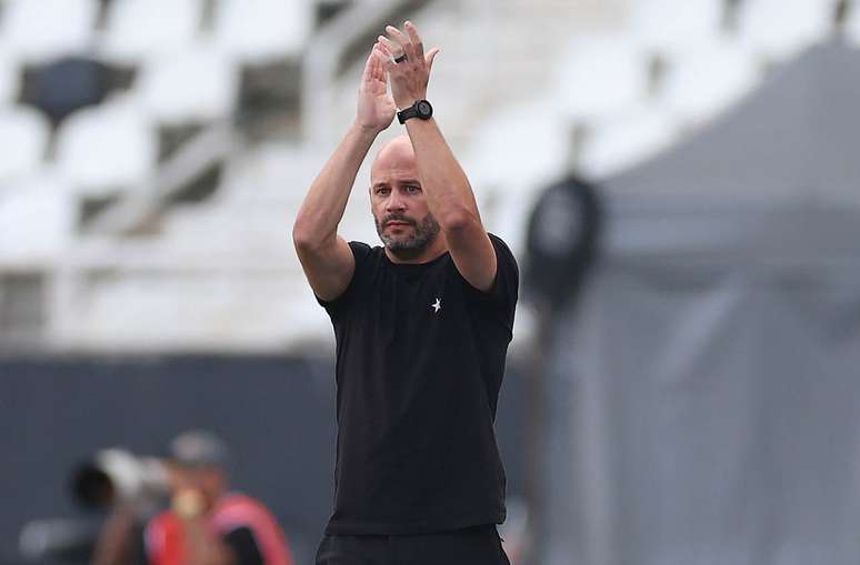 Franclim Carvalho em duelo neste s&aacute;bado, no Nilton Santos &ndash;