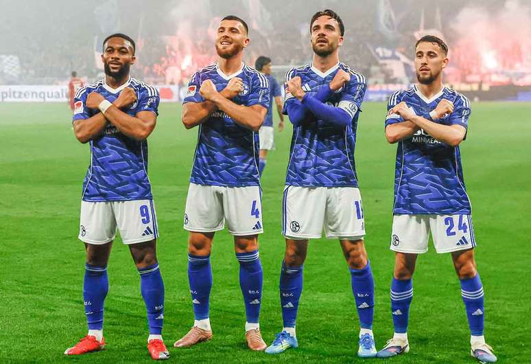 Da esquerda para a direita: Sylla, Kurucay, Karaman (autor do gol) e Aouchiche comemoram em grande estilo o gol que abriu o placar diante do Fortuna.&nbsp;