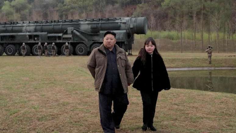 Em 14 de abril de 2023, a televis&atilde;o estatal norte-coreana divulgou imagens de Kim Jong-un e Kim Ju Ae com um m&iacute;ssil bal&iacute;stico intercontinental Hwasong-18
