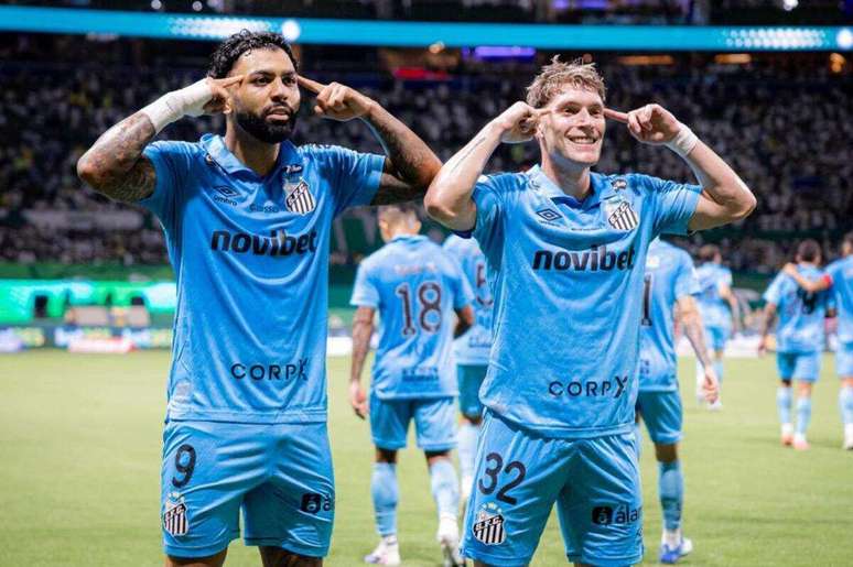 Rollheiser e Gabigol celebram o gol do Santos. Zoa&ccedil;&atilde;o ao t&eacute;cnico palmeirense Abel Ferreira.