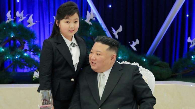 Kim Ju Ae e Kim Jong Un usaram roupas que combinavam em um banquete que comemorou o 75&ordm; anivers&aacute;rio da funda&ccedil;&atilde;o do Ex&eacute;rcito Popular da Coreia, em fevereiro de 2023