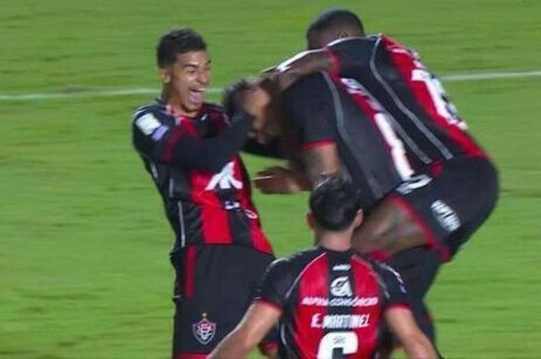 Rubro-Negro passeia sobre o Coritiba no Barrad&atilde;o &ndash;