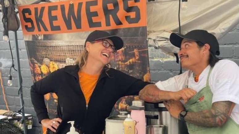 Raegan Klein e Alfredo Linares, na sua barraca de comida de rua em Los Angeles, no Estado americano da Calif&oacute;rnia