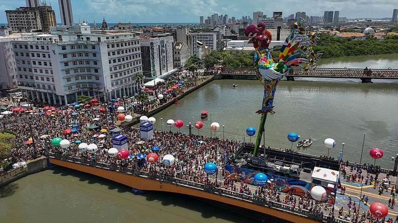 O Galo da Madrugada, em Recife, atrai milh&otilde;es de pessoas todos os anos, dizem organizadores; mas blocos de carnaval s&atilde;o eventos dif&iacute;ceis de medir o p&uacute;blico, por conta da rotatividade