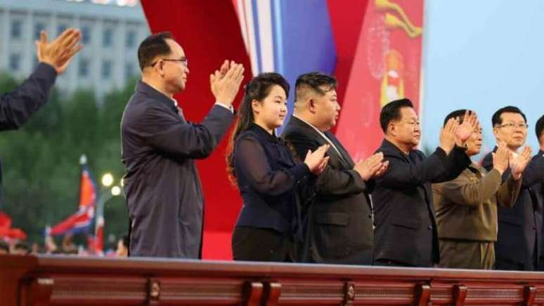 Em maio de 2024, Kim Ju Ae usou uma blusa transparente, que deixava seus bra&ccedil;os &agrave; mostra, na cerim&ocirc;nia de conclus&atilde;o do empreendimento Vanguard Street, em Pyongyang