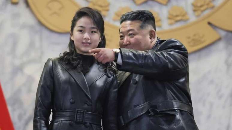 Kim Ju Ae tamb&eacute;m j&aacute; usou jaquetas de couro em diversas ocasi&otilde;es