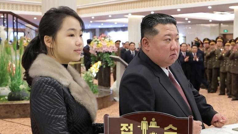 Kim Ju Ae usou um casaco de pele quando acompanhou seu pai ao Hotel Milyong, na prov&iacute;ncia de Ryanggang, em dezembro de 2025