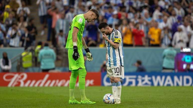 O goleiro holand&ecirc;s Andries Noppert, com seus 2,03 m de altura, conversa com o argentino Lionel Messi (de 1,70 m), durante jogo v&aacute;lido pelas quartas de final da Copa do Mundo Masculina de 2022, no Catar