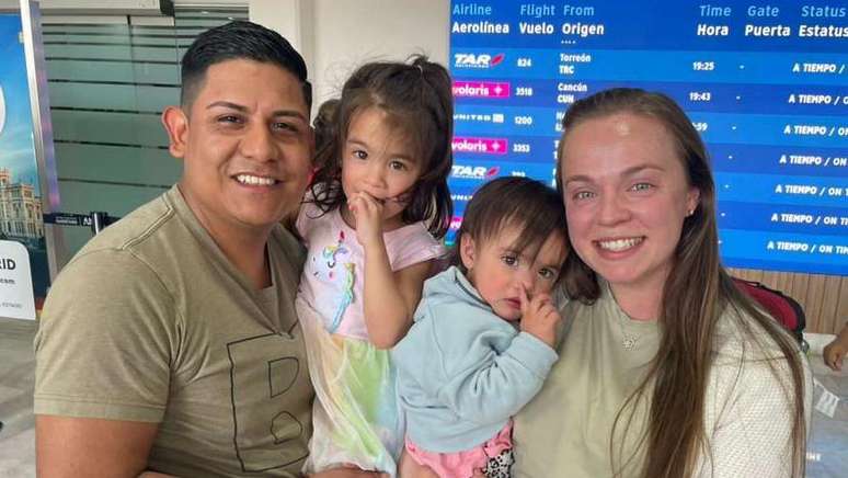 O reencontro da fam&iacute;lia P&eacute;rez no aeroporto de Quer&eacute;taro, no M&eacute;xico