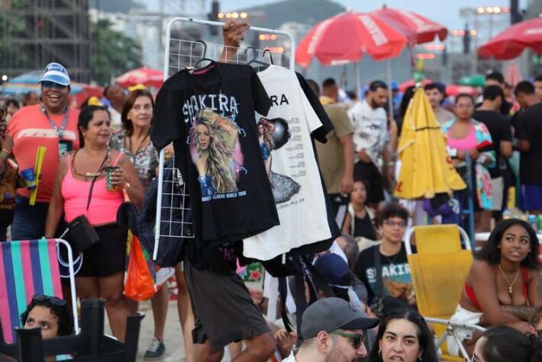 Camisetas com o rosto de Shakira fazem sucesso nas areias de Copacabana antes do show da cantora neste s&aacute;bado, 2.