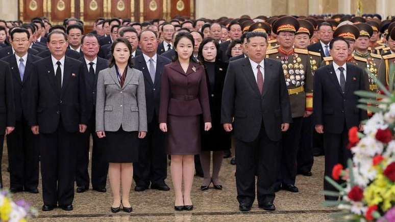 Ri Sol Ju, Kim Ju Ae e Kim Jong Un participaram de uma homenagem no Pal&aacute;cio do Sol de Kumsusan, o mausol&eacute;u de Pyongyang onde est&atilde;o os restos mortais embalsamados de Kim Il Sung e Kim Jong Il, em 1&ordm; de janeiro de 2026