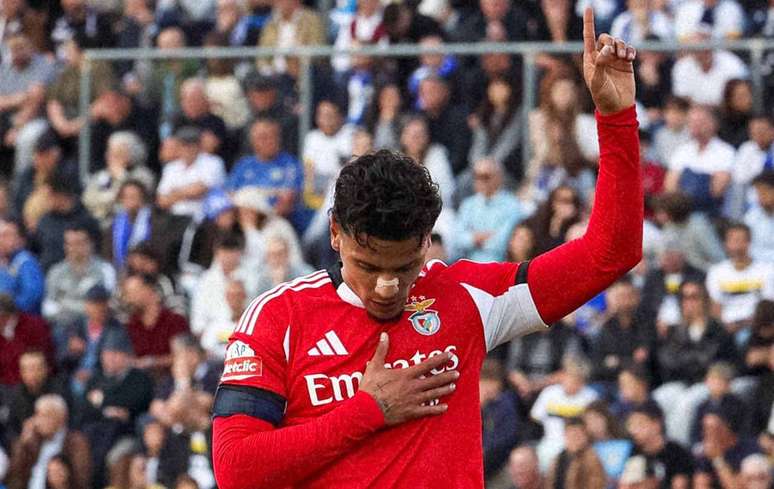 O ex-Palmeiras Richard R&iacute;os celebra o seu gol no empate entre Benfica e Famalic&atilde;o.