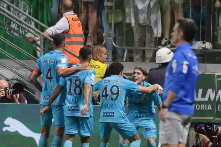 Santistas comemoram gol de Rollheiser no cl&aacute;ssico com o Palmeiras