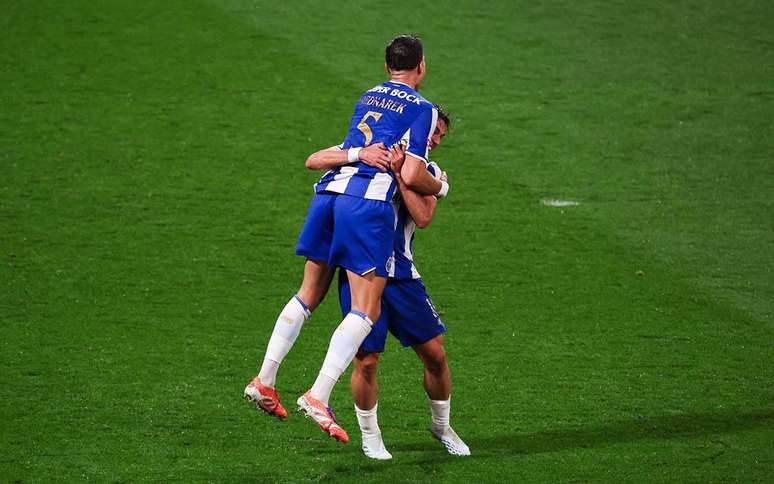 Bendanek (5) &eacute; levantado ap&oacute;s fazer o gol da vit&oacute;ria o Porto, o agora, campe&atilde;o portugu&ecirc;s de 2025/26.