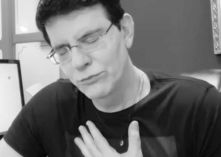 "A depress&atilde;o n&atilde;o &eacute; falta de f&eacute;, n&atilde;o &eacute; castigo. A depress&atilde;o &eacute; doen&ccedil;a. Precisa ser tratada", explicou o padre Reginaldo Manzotti, que fez terapia ao se sentir mal