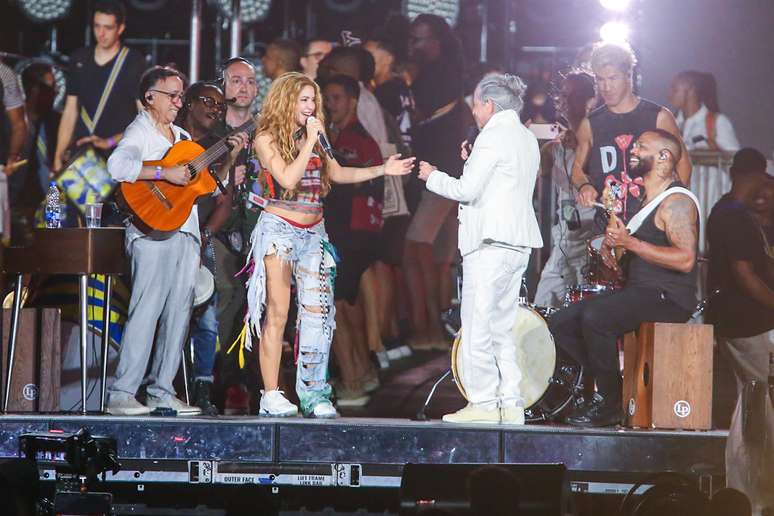 Shakira e Maria Beth&acirc;nia participam de passagem de som no palco do megashow em Copacabana