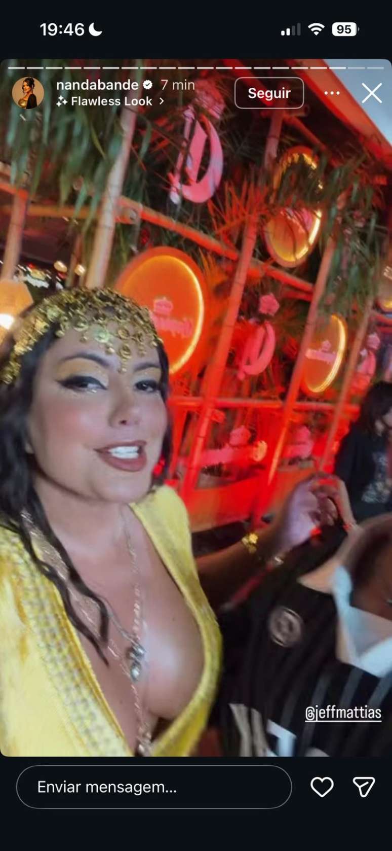 A ex-BBB Fernanda Bande com o look do show