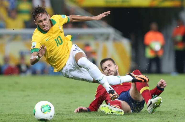 Gerard Piqu&eacute; como jogador da sele&ccedil;&atilde;o espanhola em disputa de bola com Neymar na Copa das Confedera&ccedil;&otilde;es realizada no Brasil, em 2013.