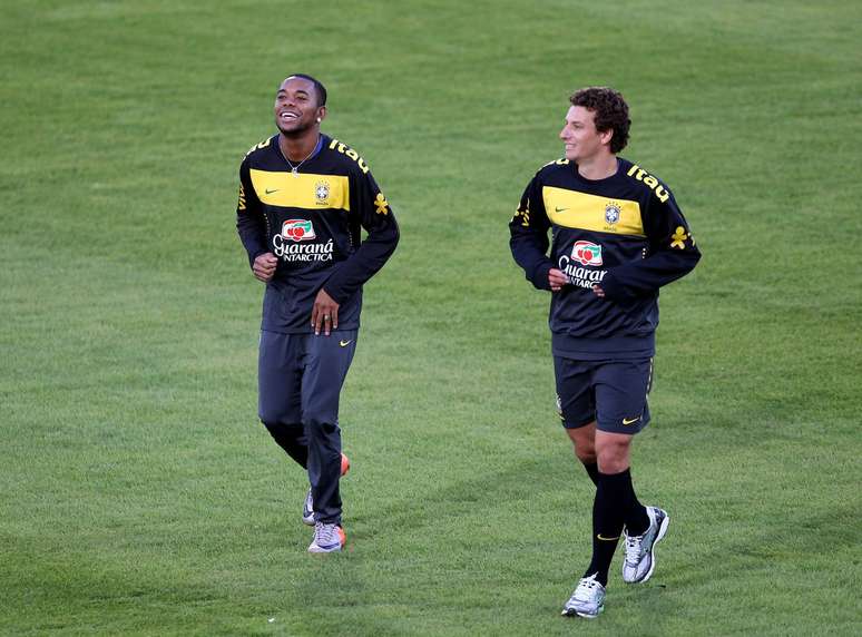 Elano e Robinho pela Sele&ccedil;&atilde;o Brasileira (Photo by Richard Heathcote/Getty Images)