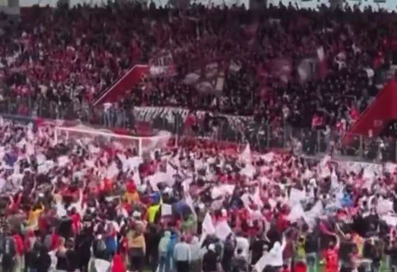Torcida do Thun invadiu o est&aacute;dio para celebrar o t&iacute;tulo in&eacute;dito &ndash;